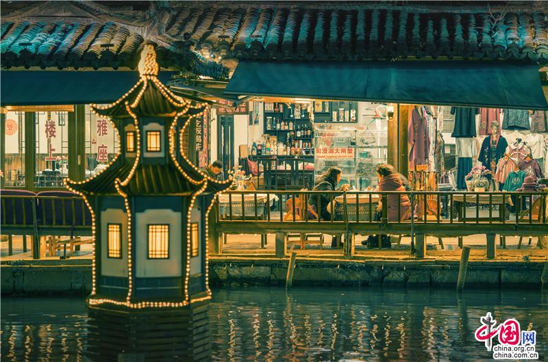 船桨荡漾水乡文脉 灯影演绎周庄夜色(图10)
