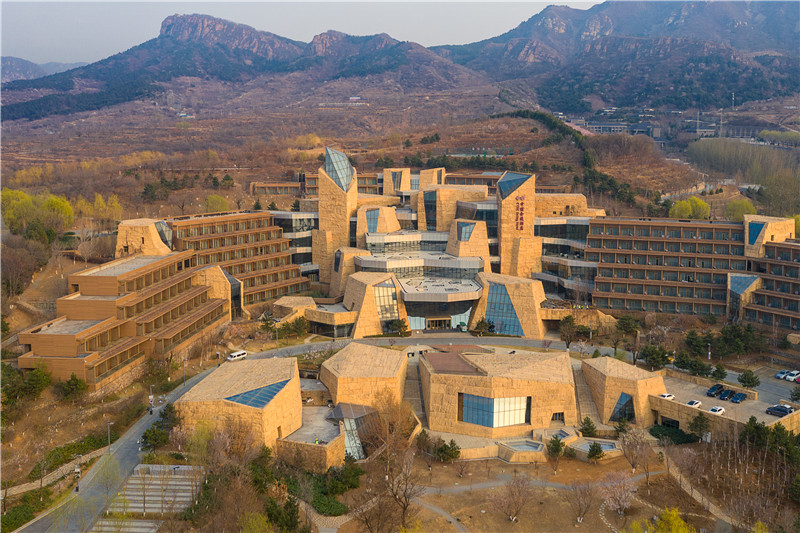 亚洲醉美山地酒店：造型如变形金刚卧山谷(图2)